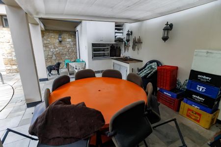 Casa à venda com 440m², 4 quartos e 2 vagas Casa à venda com 440m², 4 quartos e 2 vagasÁrea comum - Churrasqueira