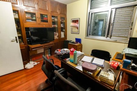 Casa à venda com 440m², 4 quartos e 2 vagas Casa à venda com 440m², 4 quartos e 2 vagasQuarto