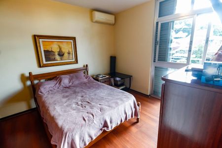 Casa à venda com 440m², 4 quartos e 2 vagas Casa à venda com 440m², 4 quartos e 2 vagasSuíte 1