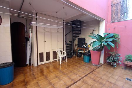 Quintal de casa à venda com 4 quartos, 160m² em Jardim Rizzo, São Paulo