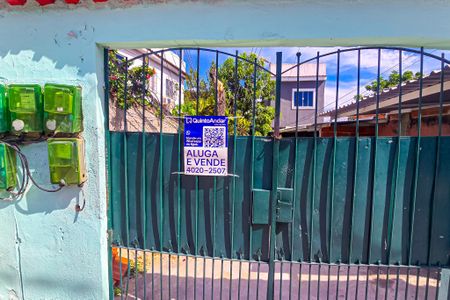 Casa para alugar com 80m², 2 quartos e 1 vaga Casa para alugar com 80m², 2 quartos e 1 vagaFachada casa com placa