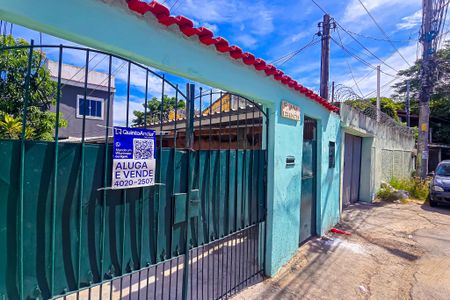 Casa para alugar com 80m², 2 quartos e 1 vaga Casa para alugar com 80m², 2 quartos e 1 vagaFachada casa com placa