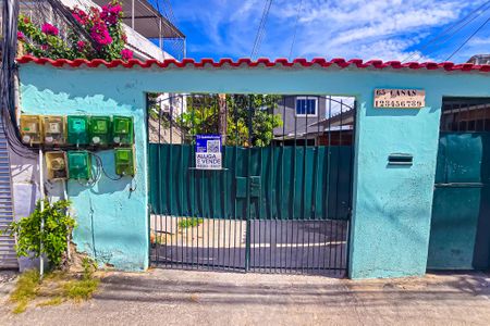 Casa para alugar com 80m², 2 quartos e 1 vaga Casa para alugar com 80m², 2 quartos e 1 vagaFachada casa com placa