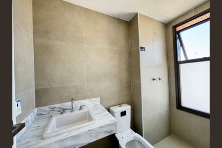 Apartamento à venda com 82m², 2 quartos e 2 vagasBanheiro da Suíte 1