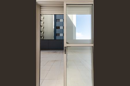 Apartamento para alugar com 242m², 4 quartos e 2 vagas Apartamento para alugar com 242m², 4 quartos e 2 vagasQuarto 2 - Varanda