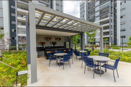 Apartamento à venda com 242m², 4 quartos e 2 vagas Apartamento à venda com 242m², 4 quartos e 2 vagasÁrea comum - Piscina 2