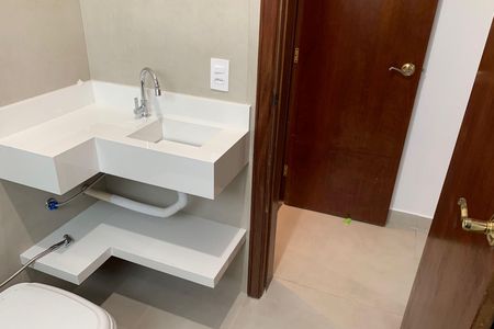 Apartamento para alugar com 100m², 2 quartos e 1 vaga Apartamento para alugar com 100m², 2 quartos e 1 vagaBanheiro da Suíte