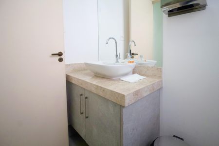 Banheiro social de casa para alugar com 3 quartos, 160m² em Pinheiros, São Paulo