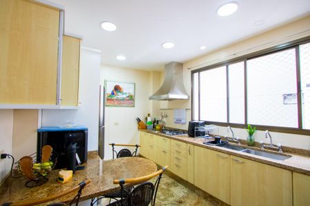 Apartamento à venda com 183m², 3 quartos e 3 vagas Apartamento à venda com 183m², 3 quartos e 3 vagasCozinha