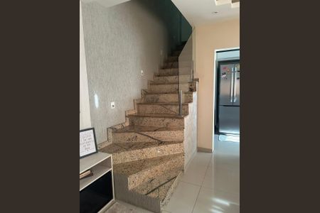 Casa à venda com 120m², 3 quartos e 1 vaga Casa à venda com 120m², 3 quartos e 1 vagaEscada