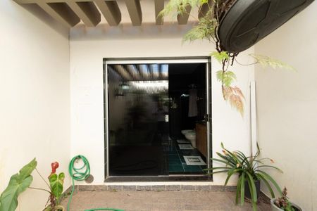 Casa para alugar com 200m², 5 quartos e 5 vagasÁrea de luz do Banheiro Suíte 2 