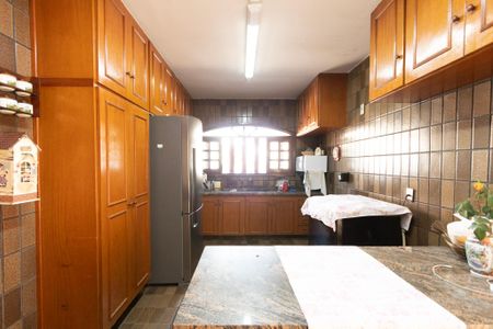 Casa para alugar com 200m², 5 quartos e 5 vagasCozinha 