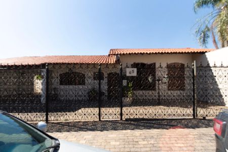 Casa para alugar com 200m², 5 quartos e 5 vagasFachada