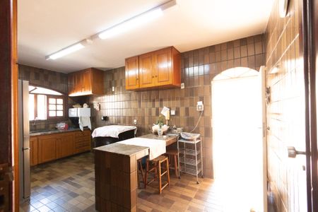 Casa para alugar com 200m², 5 quartos e 5 vagasCozinha 