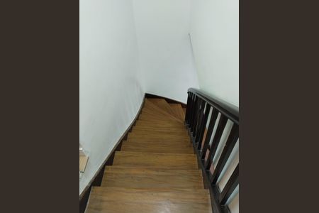 Casa à venda com 170m², 3 quartos e 1 vaga Casa à venda com 170m², 3 quartos e 1 vagaEscada