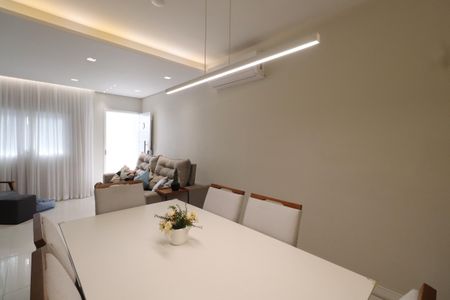 Casa à venda com 100m², 3 quartos e 2 vagasSala