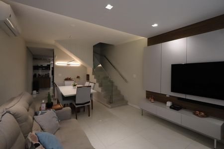 Sala de casa à venda com 3 quartos, 100m² em Vila Carrão, São Paulo