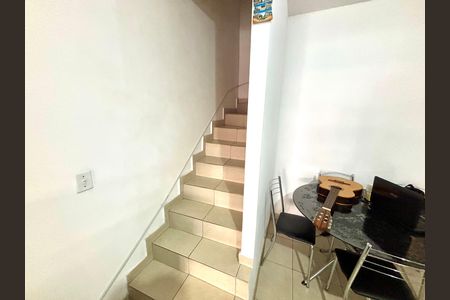 Casa para alugar com 68m², 2 quartos e 1 vagaEscada
