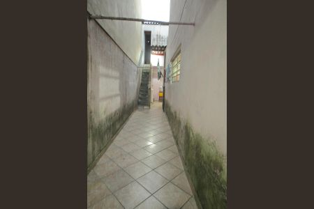 Casa à venda com 112m², 3 quartos e 2 vagasCorredor lateral 