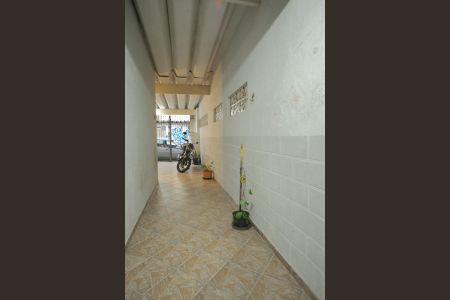 Casa à venda com 112m², 3 quartos e 2 vagasCorredor lateral 