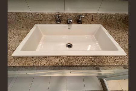 Apartamento à venda com 260m², 4 quartos e 3 vagasSuíte 2 - Banheiro