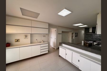 Apartamento à venda com 260m², 4 quartos e 3 vagasCozinha e Área de Serviço