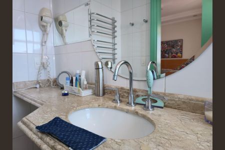 Apartamento à venda com 145m², 4 quartos e 3 vagas Apartamento à venda com 145m², 4 quartos e 3 vagasBanheiro da Suíte 01