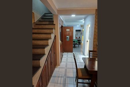 Casa à venda com 107m², 4 quartos e sem vaga