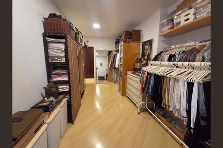 Apartamento à venda com 198m², 3 quartos e 3 vagas Apartamento à venda com 198m², 3 quartos e 3 vagasCloset