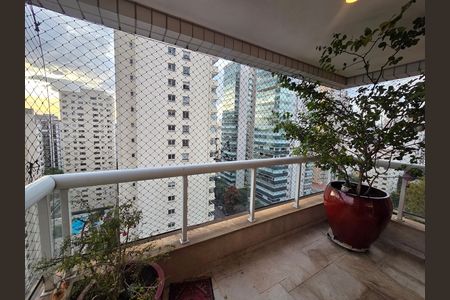 Apartamento à venda com 198m², 3 quartos e 3 vagas Apartamento à venda com 198m², 3 quartos e 3 vagasVaranda