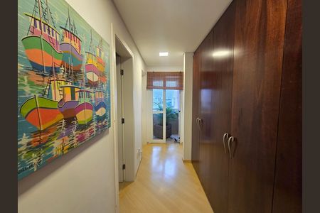 Apartamento à venda com 198m², 3 quartos e 3 vagas Apartamento à venda com 198m², 3 quartos e 3 vagasCorredor