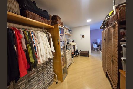 Apartamento à venda com 198m², 3 quartos e 3 vagas Apartamento à venda com 198m², 3 quartos e 3 vagasCloset