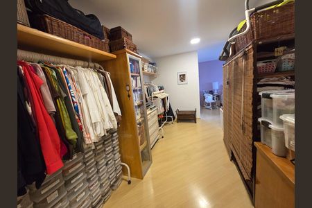 Apartamento à venda com 198m², 3 quartos e 3 vagas Apartamento à venda com 198m², 3 quartos e 3 vagasCloset