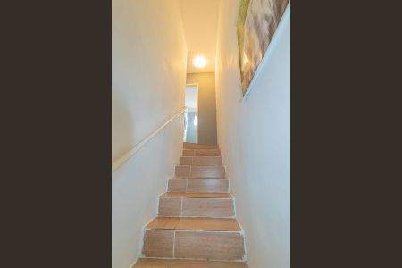 Casa de condomínio à venda com 60m², 2 quartos e 1 vaga Casa de condomínio à venda com 60m², 2 quartos e 1 vagaEscada