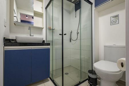Banheiro de kitnet/studio para alugar com 1 quarto, 26m² em Pinheiros, São Paulo