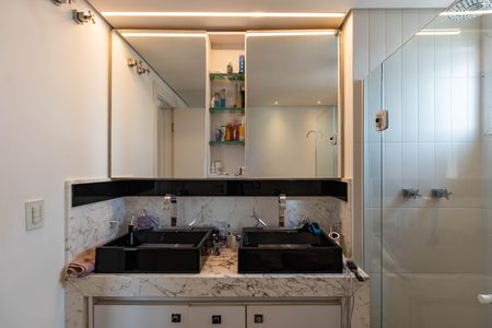 Apartamento à venda com 330m², 3 quartos e 4 vagasBanheiro da Suíte 3