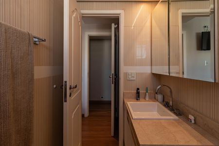 Apartamento à venda com 330m², 3 quartos e 4 vagasBanheiro da Suíte 1