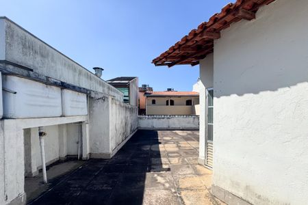 Casa à venda com 314m², 3 quartos e 6 vagas Casa à venda com 314m², 3 quartos e 6 vagasSacada