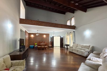 Casa à venda com 314m², 3 quartos e 6 vagas Casa à venda com 314m², 3 quartos e 6 vagasSala