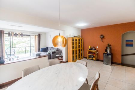 Casa de condomínio à venda com 426m², 5 quartos e 4 vagas Casa de condomínio à venda com 426m², 5 quartos e 4 vagasSala