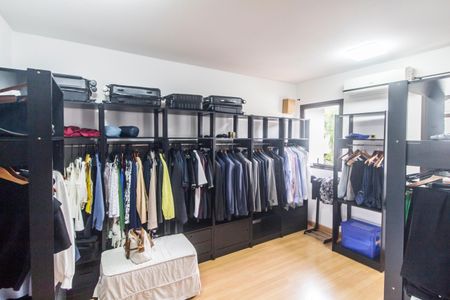 Casa de condomínio à venda com 426m², 5 quartos e 4 vagas Casa de condomínio à venda com 426m², 5 quartos e 4 vagasCloset da suíte