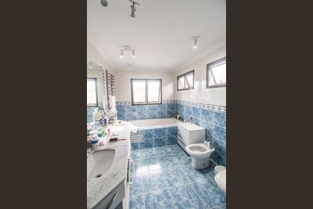 Casa de condomínio à venda com 426m², 5 quartos e 4 vagas Casa de condomínio à venda com 426m², 5 quartos e 4 vagasBanheiro da Suíte