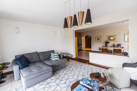 Casa de condomínio à venda com 426m², 5 quartos e 4 vagas Casa de condomínio à venda com 426m², 5 quartos e 4 vagasSala