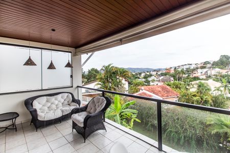 Casa de condomínio à venda com 426m², 5 quartos e 4 vagas Casa de condomínio à venda com 426m², 5 quartos e 4 vagasSala