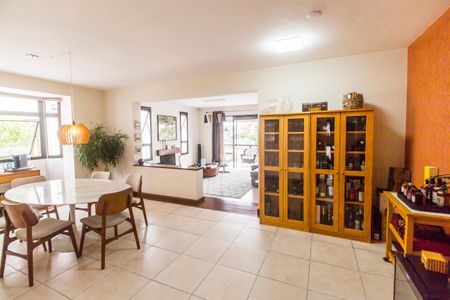 Casa de condomínio à venda com 426m², 5 quartos e 4 vagas Casa de condomínio à venda com 426m², 5 quartos e 4 vagasSala