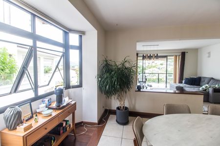 Casa de condomínio à venda com 426m², 5 quartos e 4 vagas Casa de condomínio à venda com 426m², 5 quartos e 4 vagasSala