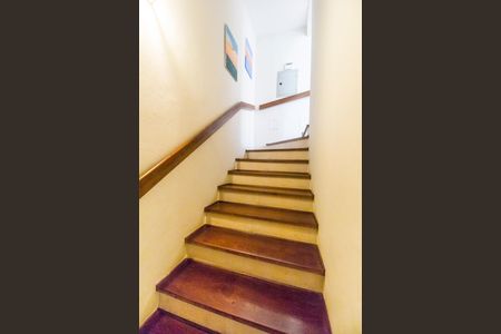 Casa de condomínio à venda com 426m², 5 quartos e 4 vagas Casa de condomínio à venda com 426m², 5 quartos e 4 vagasEscada