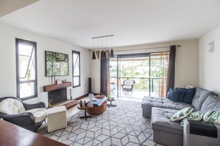 Casa de condomínio à venda com 426m², 5 quartos e 4 vagas Casa de condomínio à venda com 426m², 5 quartos e 4 vagasSala