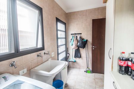 Casa de condomínio à venda com 426m², 5 quartos e 4 vagas Casa de condomínio à venda com 426m², 5 quartos e 4 vagasÁrea de Serviço
