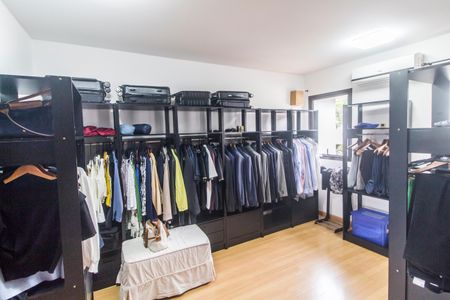 Casa de condomínio à venda com 426m², 5 quartos e 4 vagas Casa de condomínio à venda com 426m², 5 quartos e 4 vagasCloset da suíte